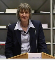 Raewyn Connell vor einem Pult